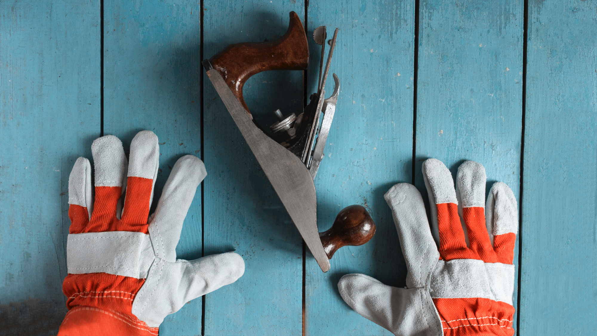 Delovne rokavice in barvanje nadstreška