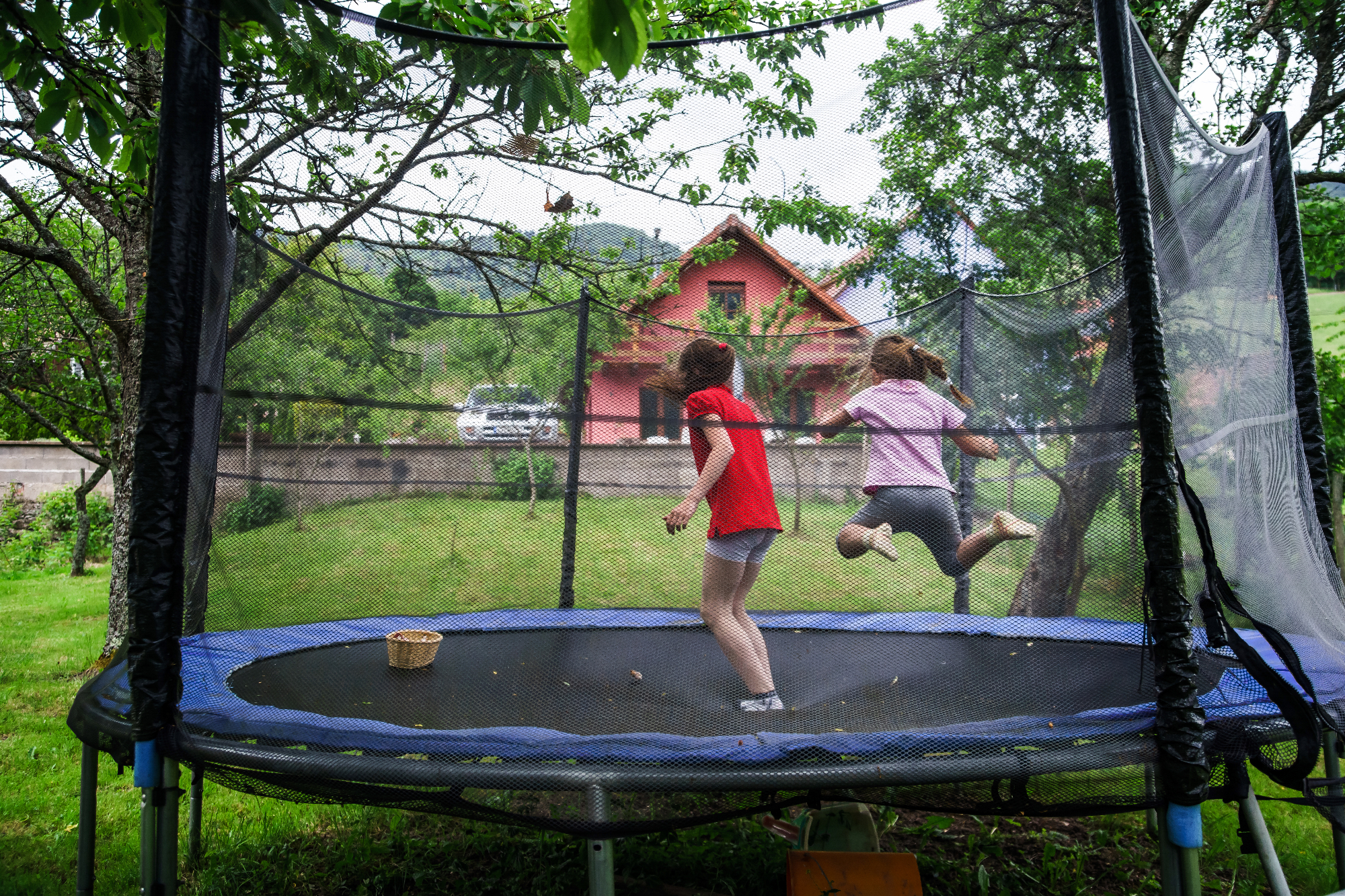 Trampolini v naša življenja lahko prinašajo številne koristi