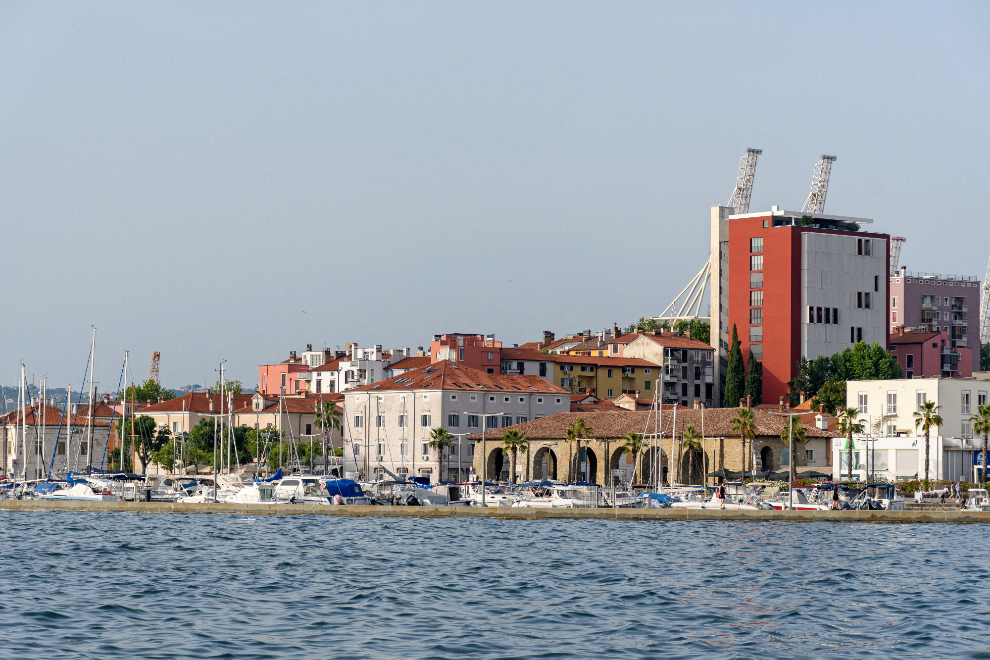 Obala nepremičnine ima v svoji ponudbi zelo pestro izbiro stanovanj